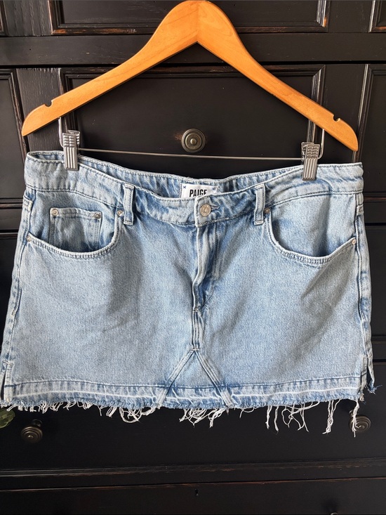 Evereve Dresses & Skirts - Evereve PAIGE size 32 (Women’s 14) Denim Mini Skirt, Light Wash with Frayed Hem